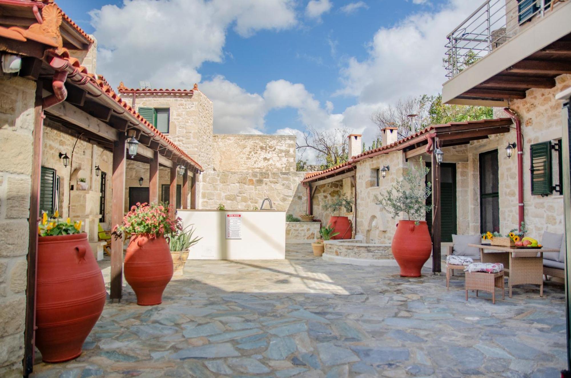Vakantiehuis Pyrgou With Shared Swimming Pool *