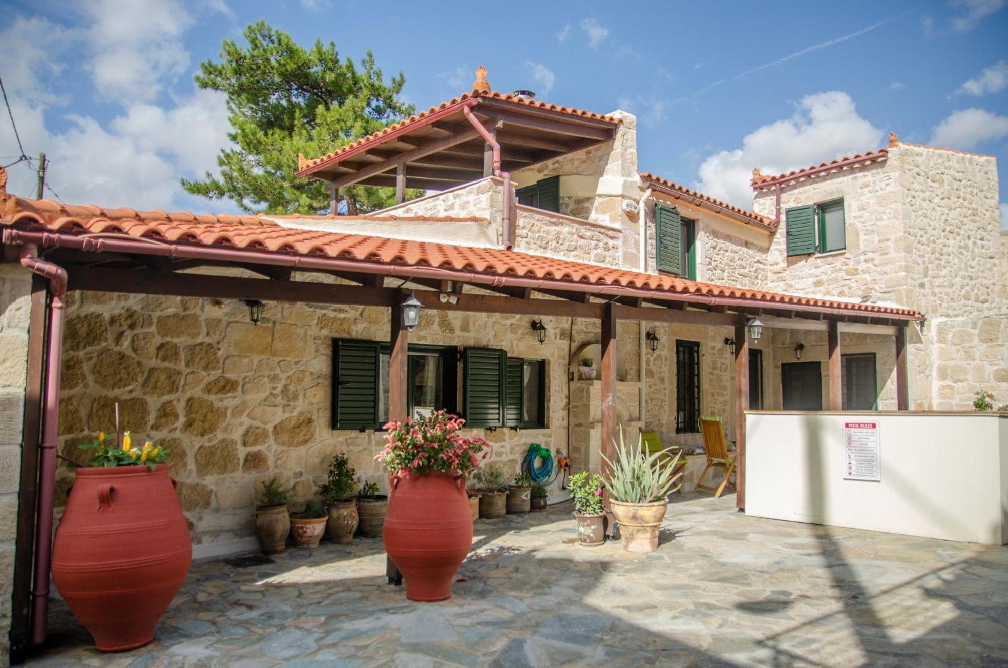 Vakantiehuis Pyrgou With Shared Swimming Pool *