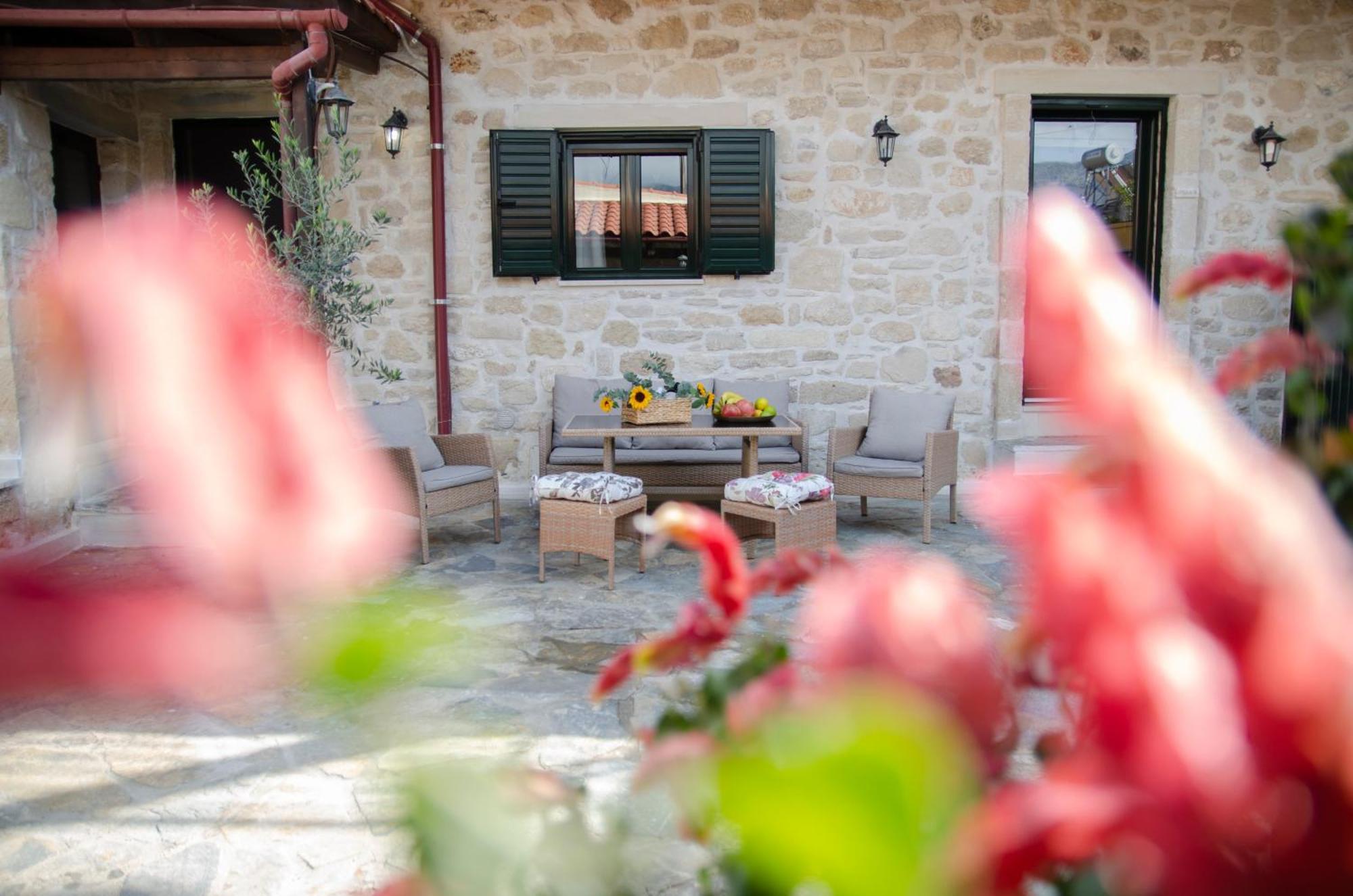Vakantiehuis Pyrgou With Shared Swimming Pool Iraklion