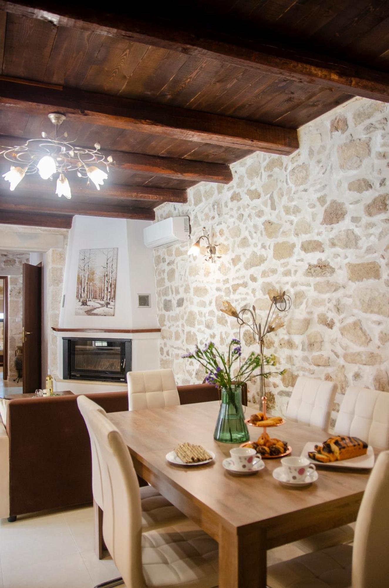 Vakantiehuis Pyrgou With Shared Swimming Pool *