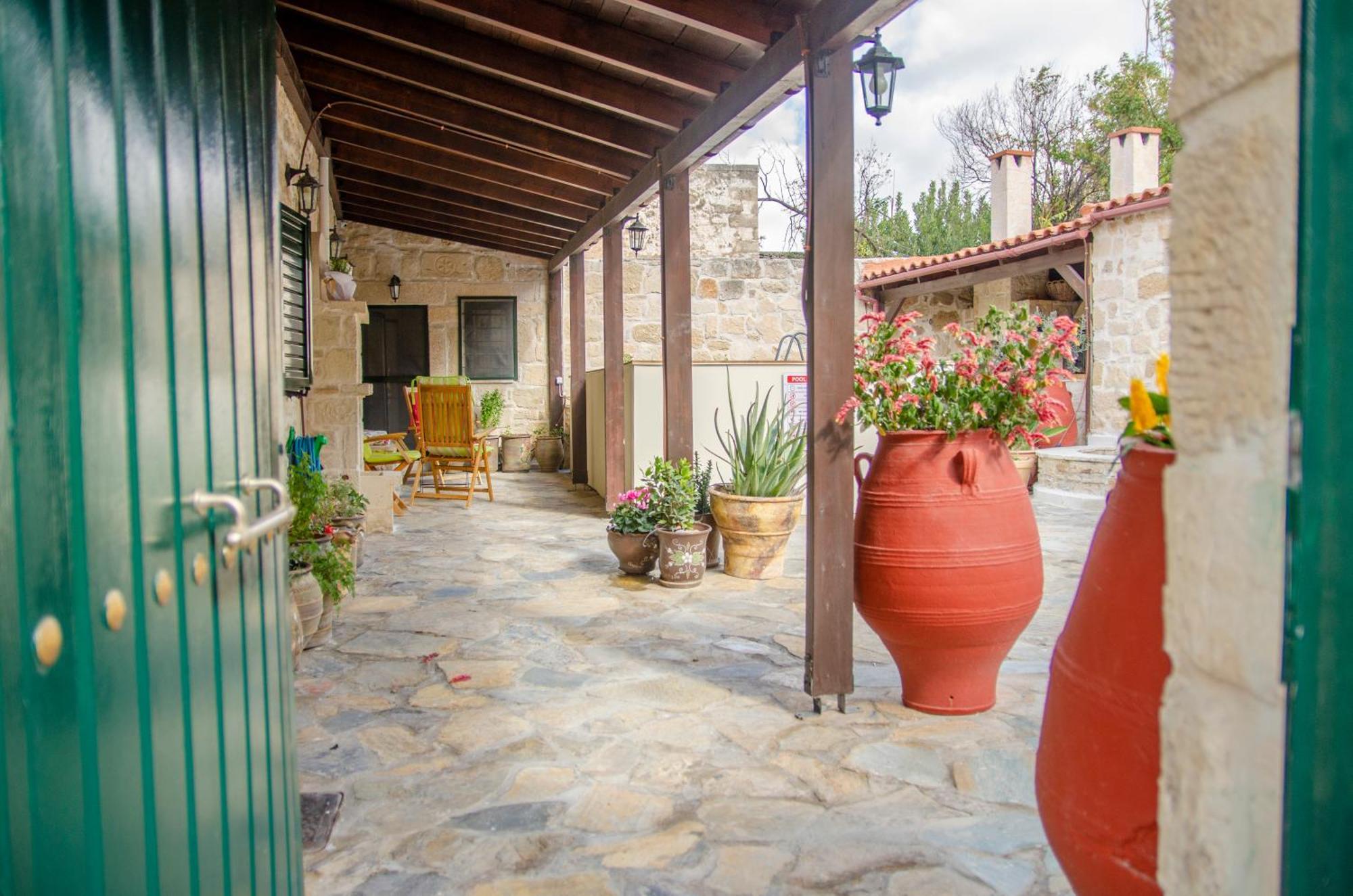 Pyrgou With Shared Swimming Pool Iraklion