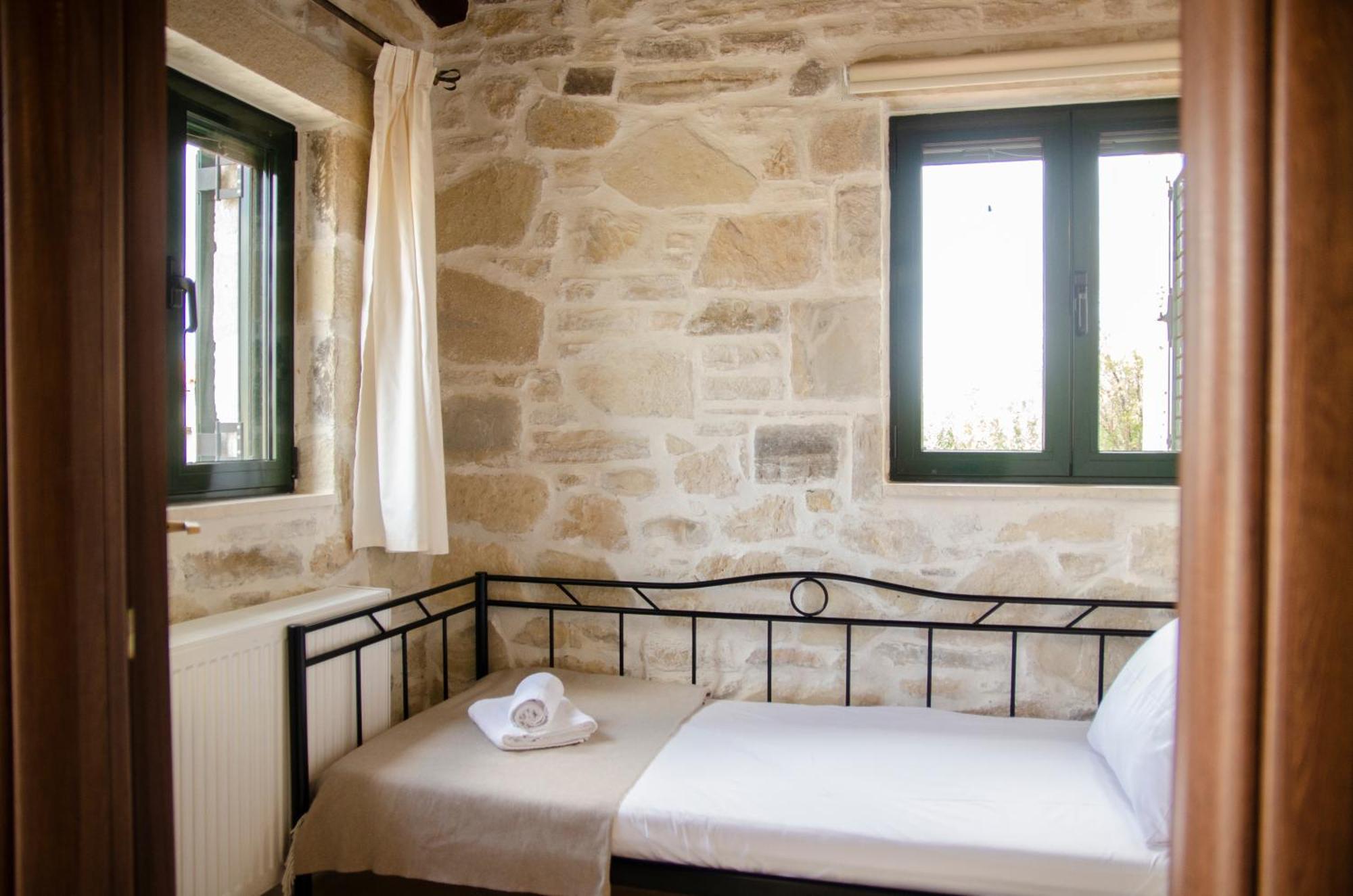 Pyrgou With Shared Swimming Pool Iraklion
