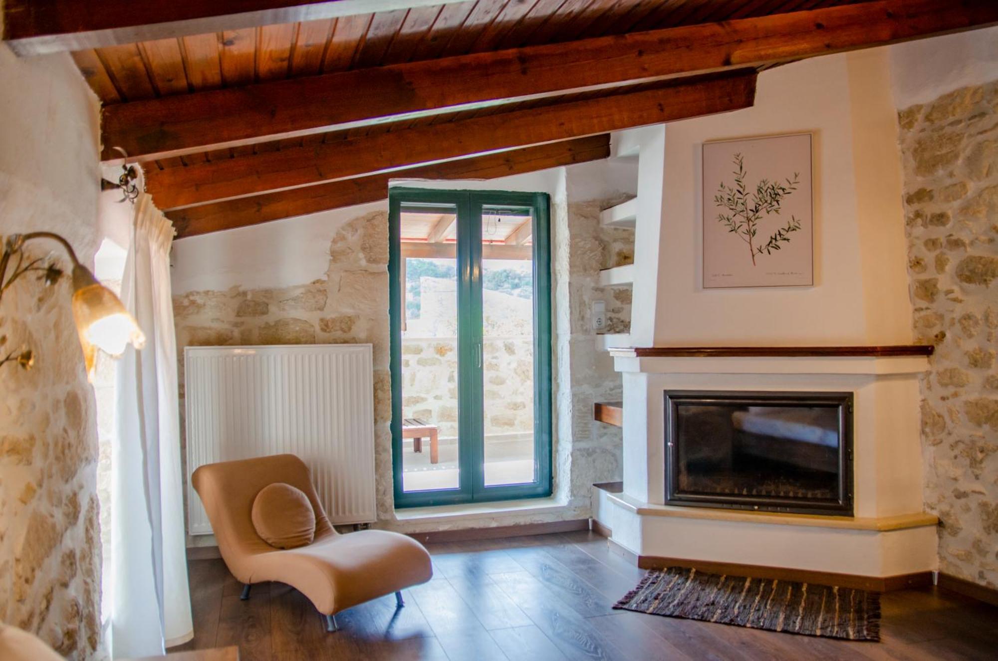 Vakantiehuis Pyrgou With Shared Swimming Pool Iraklion
